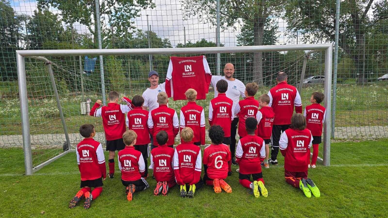 Jugendmannschaft des SV Unterreichenbach in neuen roten BLUEFIX-Trainingsanzügen